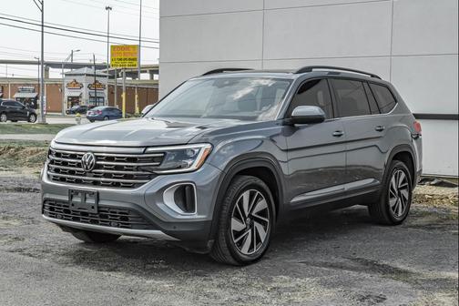 Platinum Gray Metallic 2024 Volkswagen Atlas 2.0T SE w/Technology