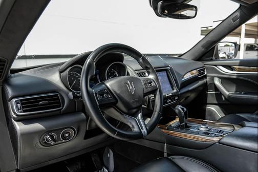 Bianco 2017 Maserati Levante Base