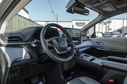 2025 Toyota Sienna XLE