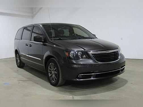 2016 Chrysler Town & Country S
