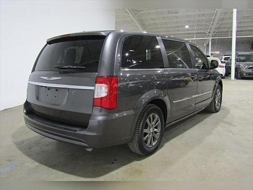 2016 Chrysler Town & Country S