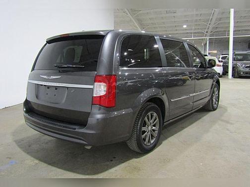 2016 Chrysler Town & Country S