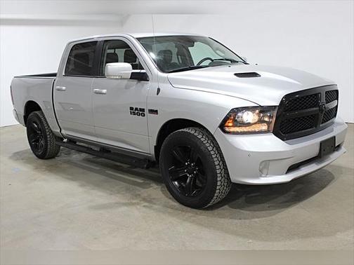 2017 RAM 1500 Night Crew Cab 4x4 5'7' Box