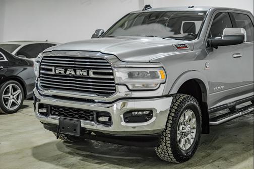 2020 RAM 3500 Laramie Crew Cab 4x4 8' Box