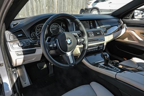 2014 BMW 550 4dr Sdn 550i RWD