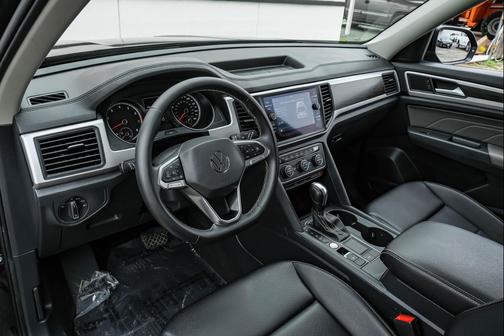 Deep Black Pearl 2021 Volkswagen Atlas 3.6L SE w/Technology