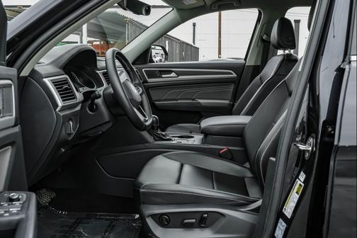 Deep Black Pearl 2021 Volkswagen Atlas 3.6L SE w/Technology