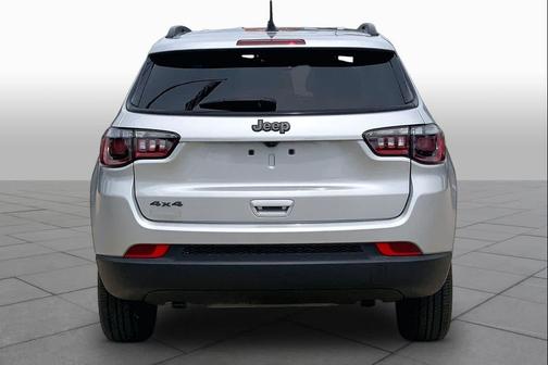 Silver Zynith Metallic Clearcoat 2025 Jeep Compass Latitude