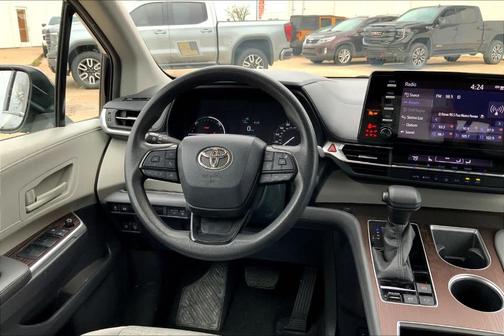2022 Toyota Sienna LE