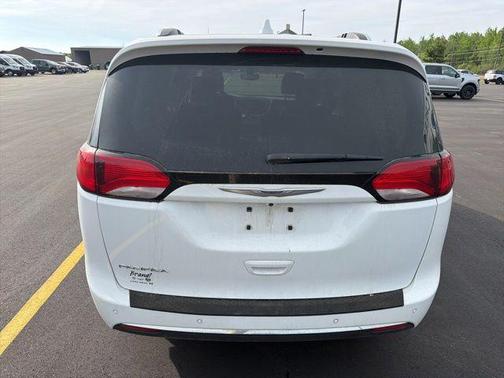 Bright White Clearcoat 2019 Chrysler Pacifica Touring L