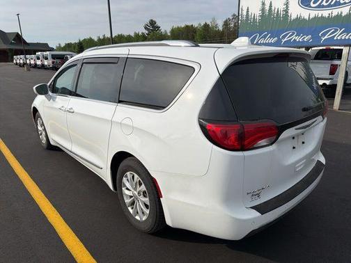 Bright White Clearcoat 2019 Chrysler Pacifica Touring L