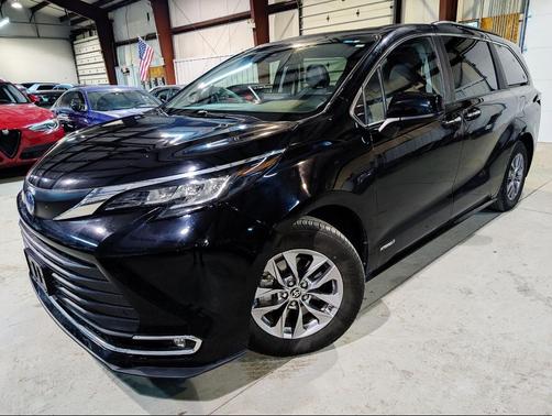 Black 2021 Toyota Sienna XLE 8 Passenger