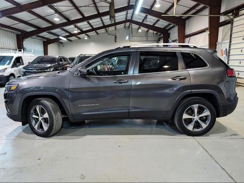 Gray 2019 Jeep Cherokee Limited