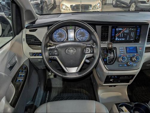 2017 Toyota Sienna XLE