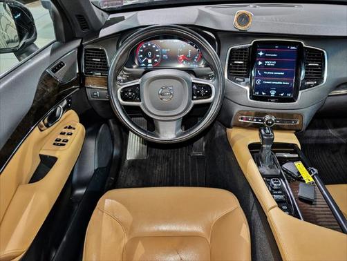 2017 Volvo XC90 T6 Momentum