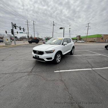Ice White 2020 Volvo XC40 T4 Momentum