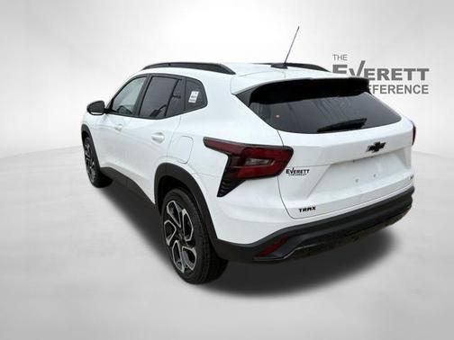 Summit White 2026 Chevrolet Trax FWD 2RS