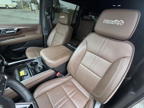 2025 Chevrolet Suburban 4WD High Country