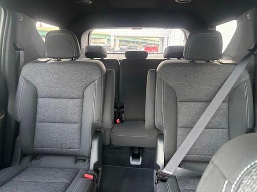 Radiant Red Tintcoat 2026 Chevrolet Traverse LT