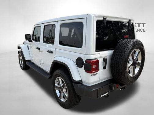 Bright White Clearcoat 2022 Jeep Wrangler Unlimited Sahara