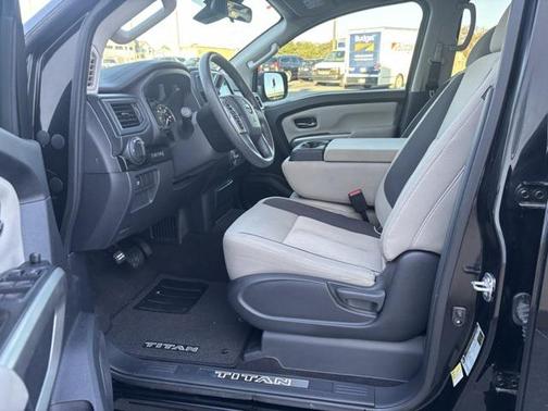 2023 Nissan Titan SV