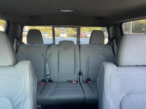Photo 5 of 36 of 2022 RAM 1500 Big Horn/Lone Star