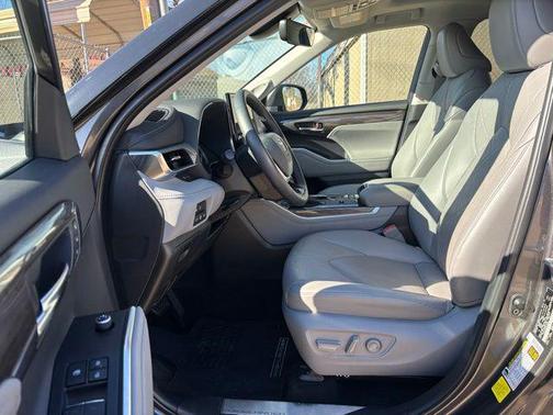 2022 Toyota Highlander Platinum