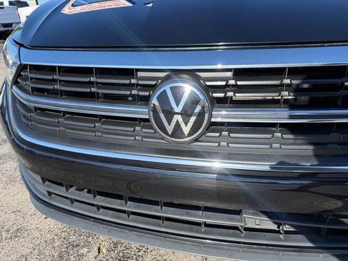 Deep Black Pearl 2024 Volkswagen Jetta 1.5T SE