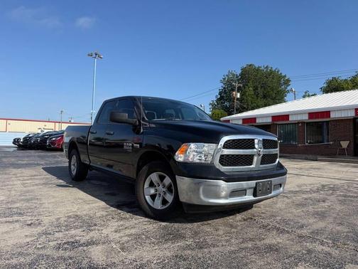 Diamond Black Crystal Pearlcoat 2019 RAM 1500 Tradesman