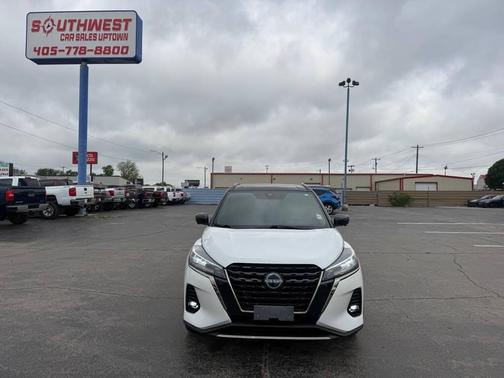 2022 Nissan Kicks SR