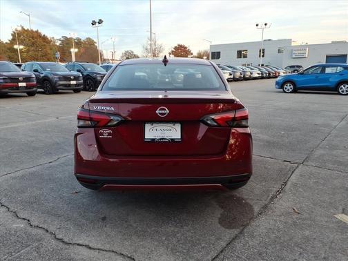 Scarlet Ember Tintcoat 2025 Nissan Versa 1.6 S
