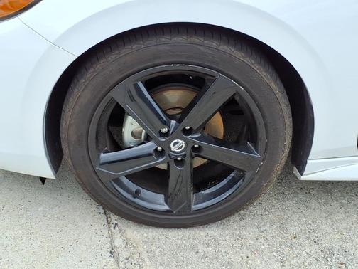 Aspen White Tricoat/Super Black 2022 Nissan Sentra SR