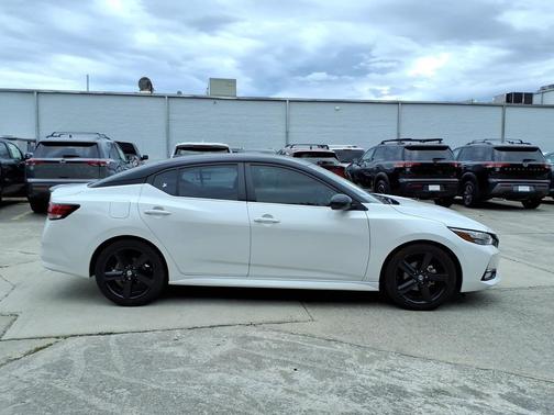 Aspen White Tricoat/Super Black 2022 Nissan Sentra SR