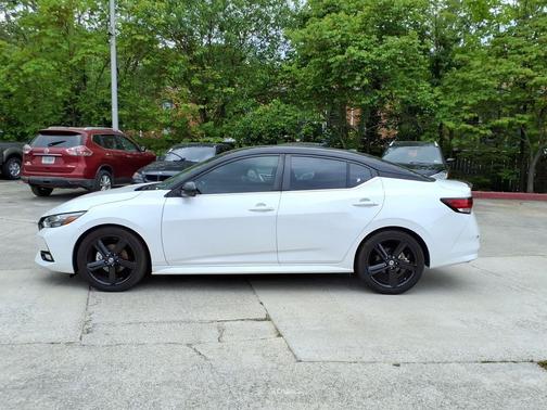 Aspen White Tricoat/Super Black 2022 Nissan Sentra SR