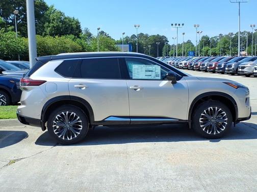 Champagne Silver Metallic/Super Black 2026 Nissan Rogue Platinum