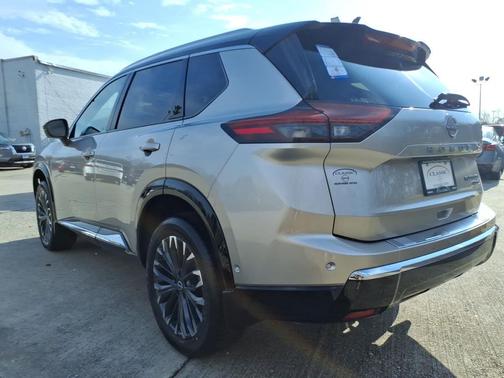 Champagne Silver Metallic/Super Black 2026 Nissan Rogue Platinum
