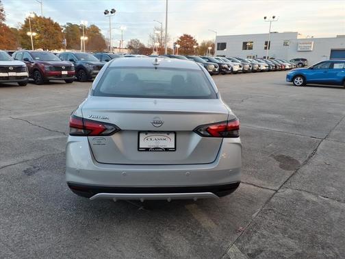 Brilliant Silver Metallic 2025 Nissan Versa 1.6 SV