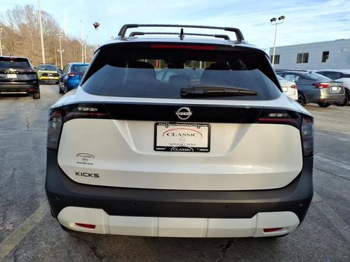 Aspen White Tricoat/Super Black 2026 Nissan Kicks SV