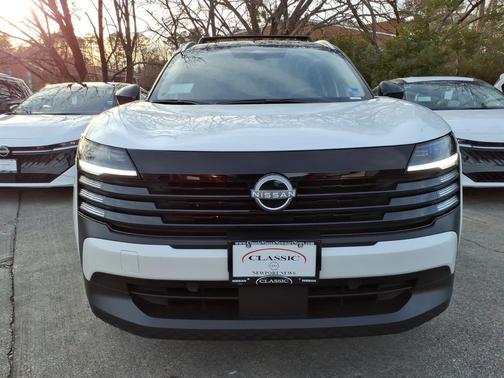 Aspen White Tricoat/Super Black 2026 Nissan Kicks SV