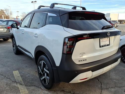 Aspen White Tricoat/Super Black 2026 Nissan Kicks SV