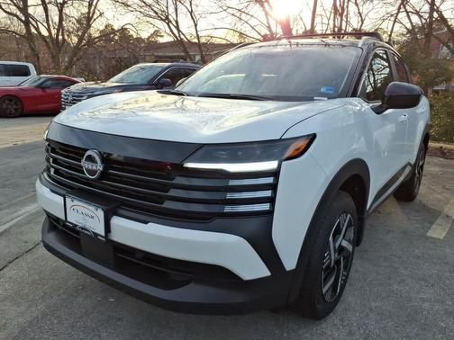 Aspen White Tricoat/Super Black 2026 Nissan Kicks SV