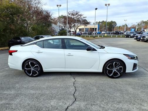 2023 Nissan Altima SR FWD