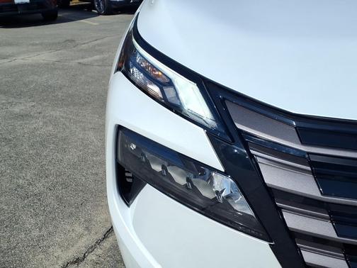 Everest White Pearl Tricoat 2026 Nissan Rogue SV