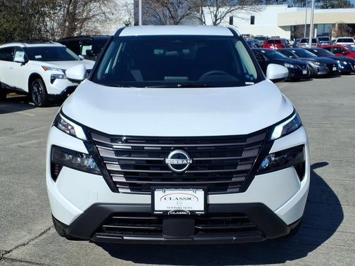 Everest White Pearl Tricoat 2026 Nissan Rogue SV