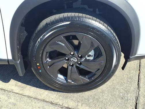 Everest White Pearl Tricoat 2026 Nissan Rogue SV