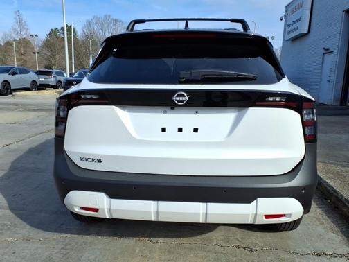 Aspen White Tricoat/Super Black 2026 Nissan Kicks SV