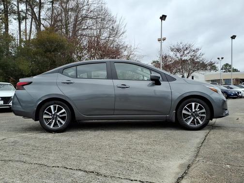 Gun Metallic 2025 Nissan Versa 1.6 SV