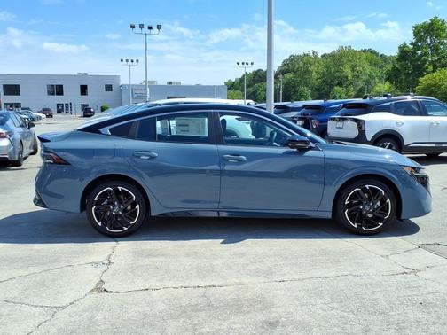 Atlantic Gray Metallic/Super Black 2026 Nissan Sentra SR
