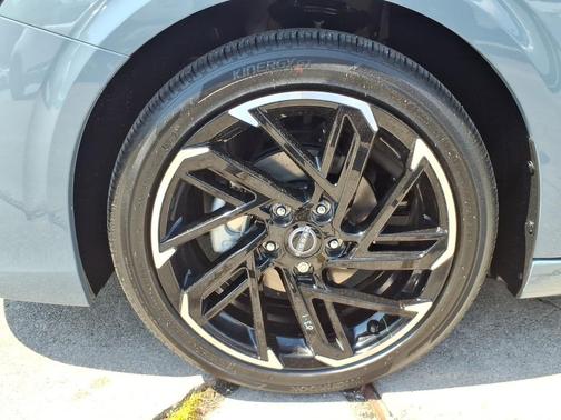 Atlantic Gray Metallic/Super Black 2026 Nissan Sentra SR