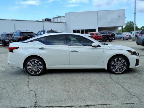 Pearl White Tricoat 2024 Nissan Altima 2.5 SL